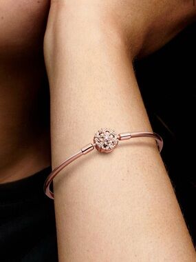 Pandora Rose Gold Pandora Moments Sparkling Snowflake Clasp Bangle